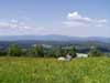 pohled na Krkono�e ze Zvi�iny (uprost�ed Sn�ka a �ern� hora), v pop�ed� Mostek