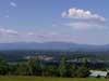 pohled na Krkono�e ze Zvi�iny (uprost�ed Sn�ka a �ern� hora), v pop�ed� Mostek