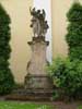 socha p�ed kostelem